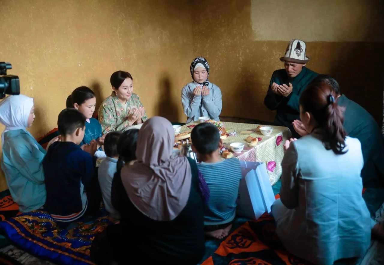 吉尔吉斯斯坦总统夫人阿依古尔·扎帕罗娃来到巴特肯市郊切特柯孜尔区看望多孩家庭。