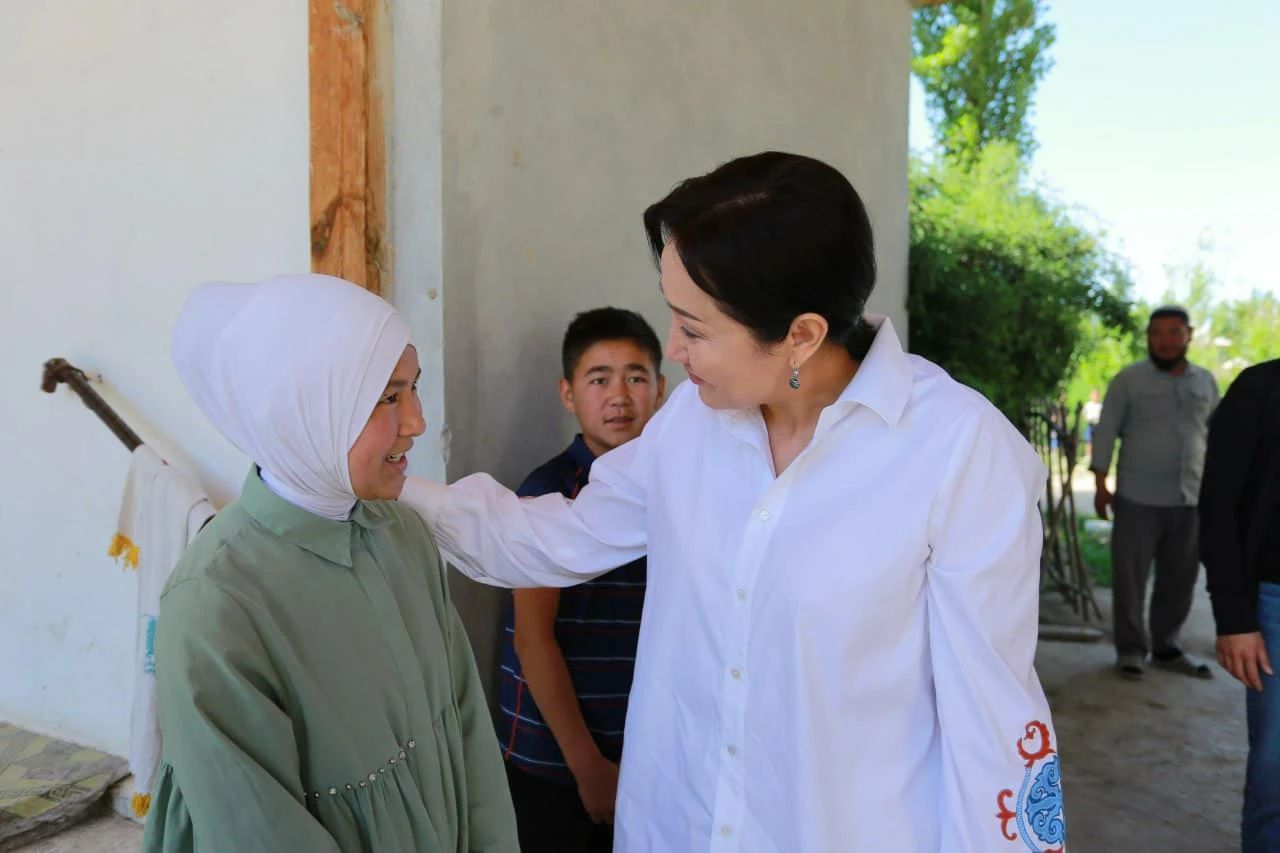 吉尔吉斯斯坦总统夫人阿依古尔·扎帕罗娃来到巴特肯市郊切特柯孜尔区看望多孩家庭。